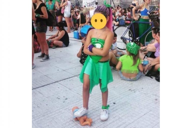 bambina a una manifestazione pro aborto in Argentina, calpesta un bambolotto